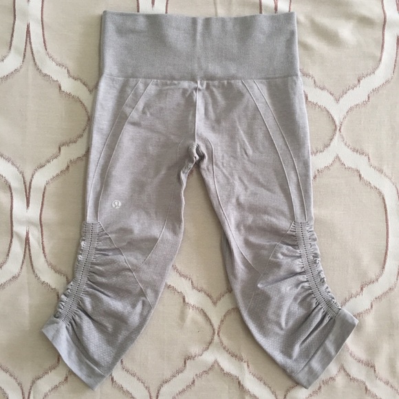 lululemon athletica Pants - Lululemon Ebb to Street Flow Cropped Leggings